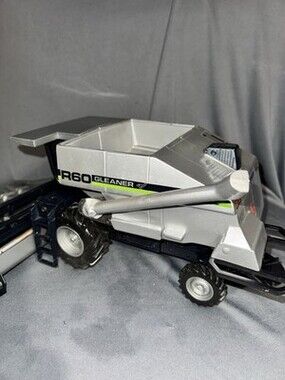 Gleaner R60 Combine Toy 1:24 Scale Farm Harvester w Grain Head AGCO
